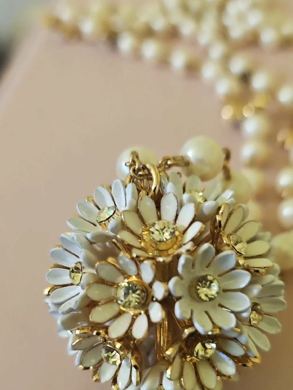 kate spade Gold and Cream Floral Cluster Pendant Necklace. Vintage - Picture 3 of 3